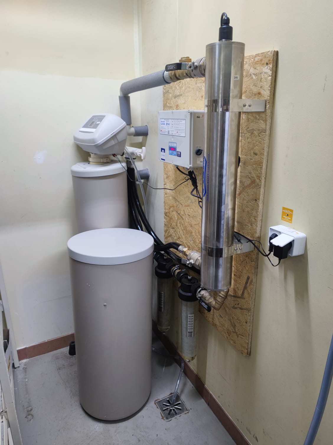 Zmiękczacz wody ECOWATER 4512 oraz lampa bakteriobójcza TMA D14 montaż w Podlasiu dla stacji benzynowej i restauracji